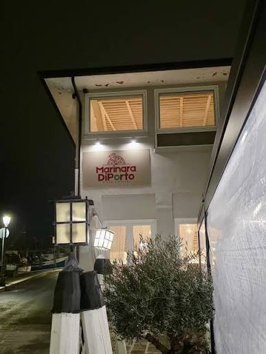 Esterno del ristorante di sera
