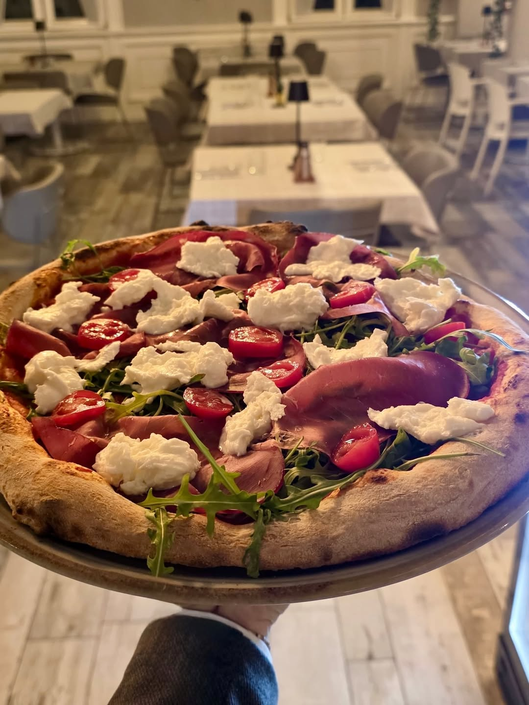 Pizza con prosciutto, pomodorini, rucola e formaggio fresco