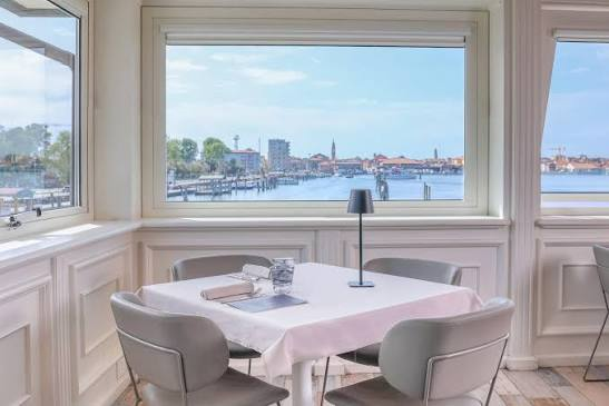 Sala del ristorante con vista su Chioggia